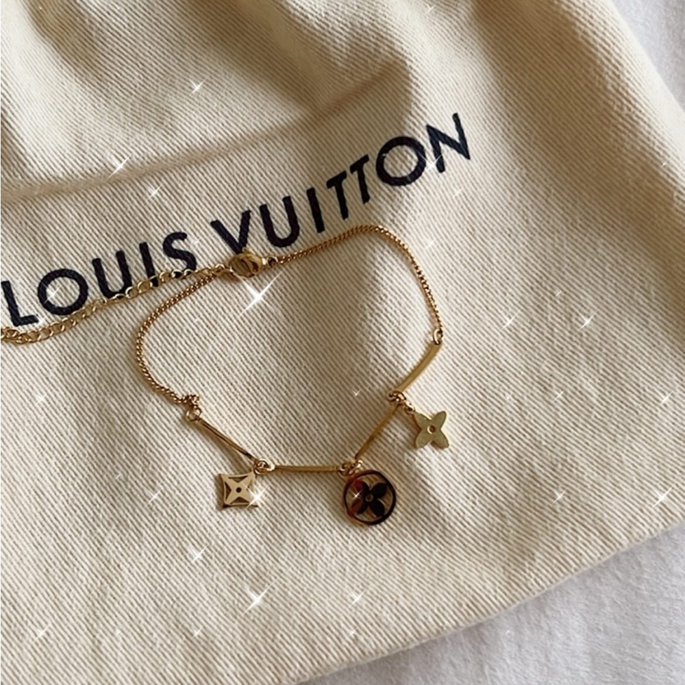 Dainty flower bracelet